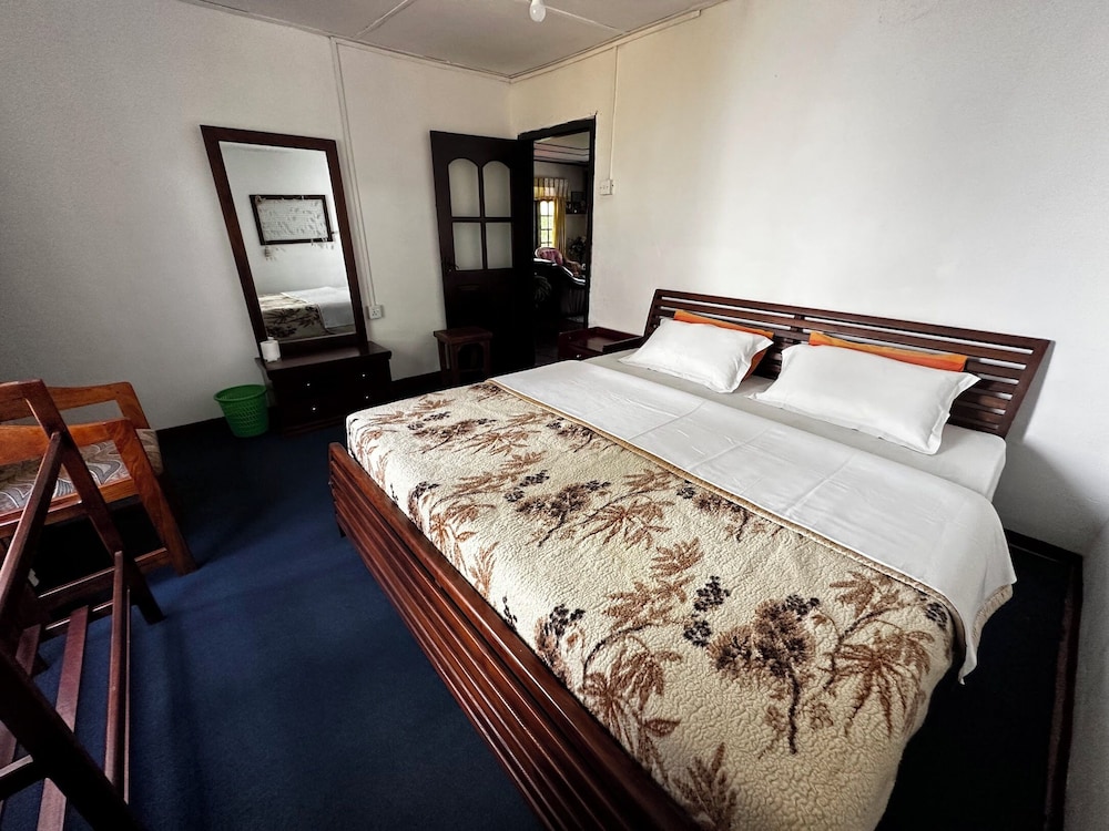 STANDARD, KING BED, PRIVATE BATHROOM, GROUND FLOOR