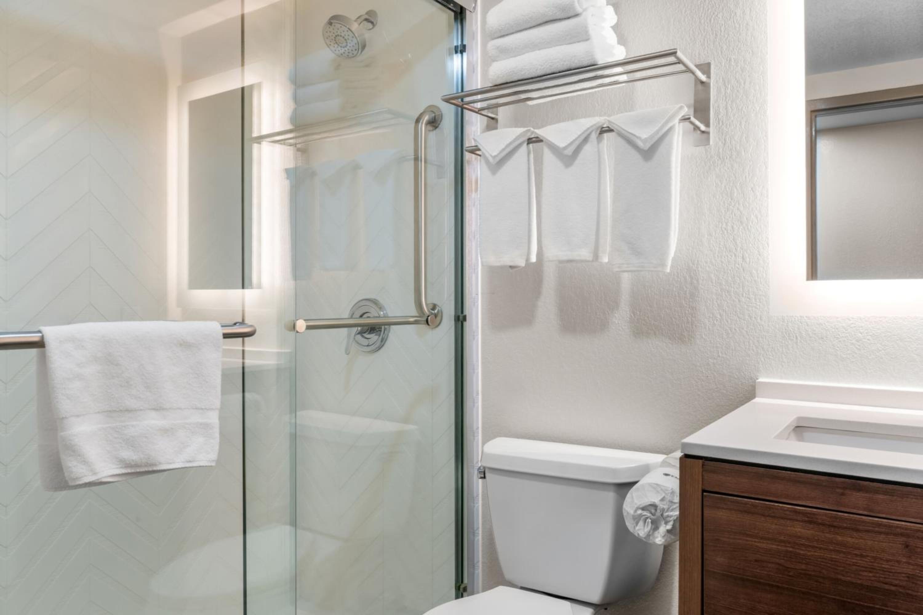 جناح بسرير كينج بغرفة نوم واحدة مع أريكة، HOLIDAY INN ROCK SPRINGS 2/3