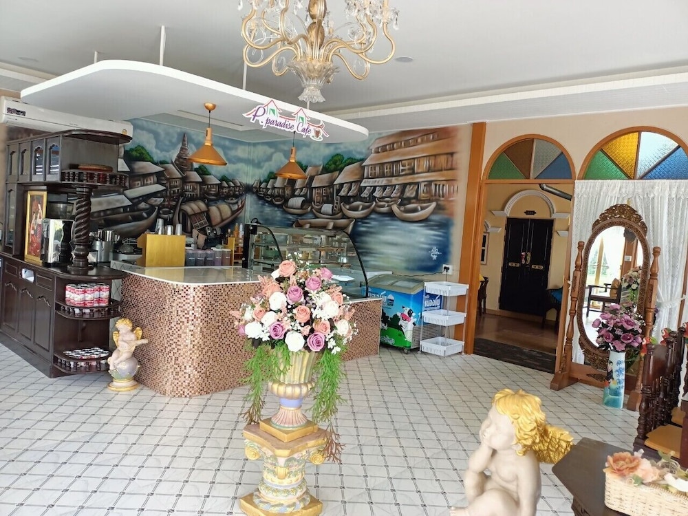 P Paradise Hotel 10/50