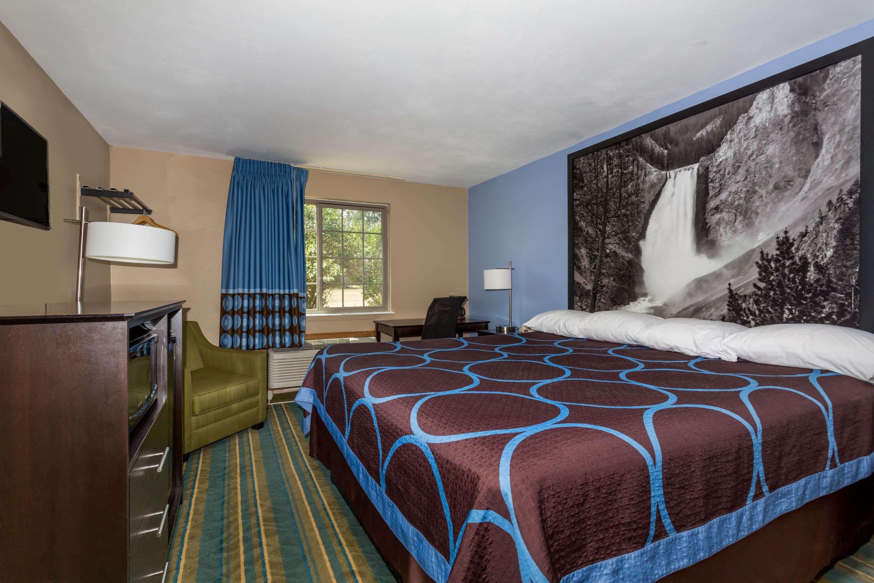 Super 8 by Wyndham Douglas, WY 5/17