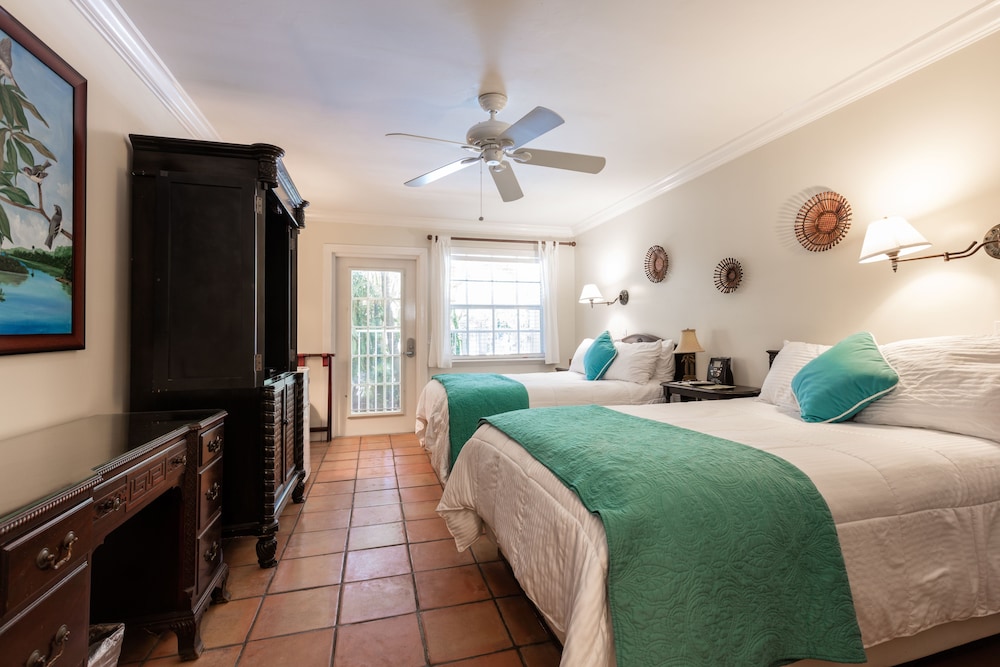 The Caribbean Court Boutique Hotel 40/83