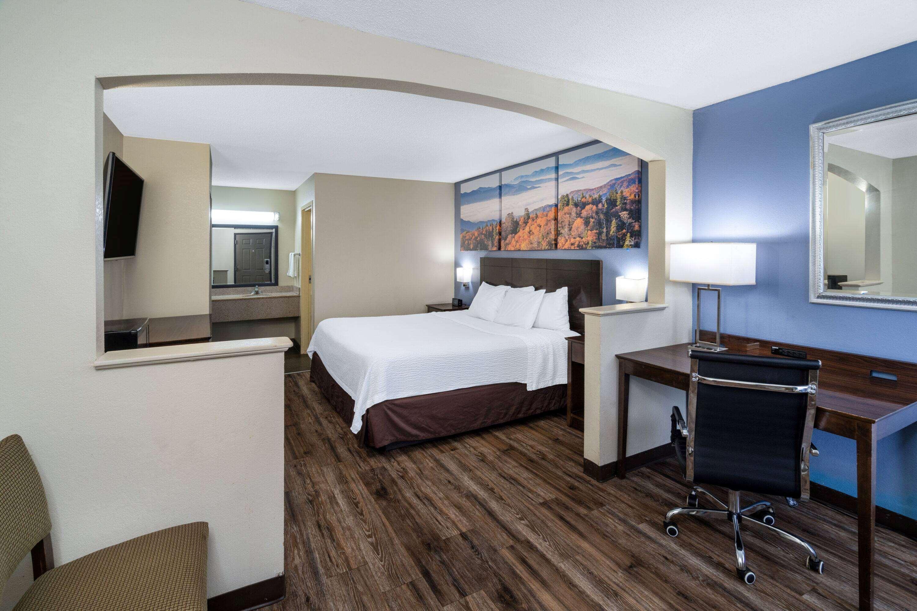غرفة بسرير كينج للمدخنين، Days Inn By Wyndham Clarksville North 2/2