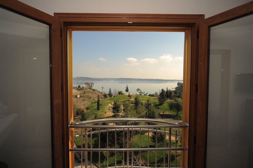 Golden Lake Hotel 25/50