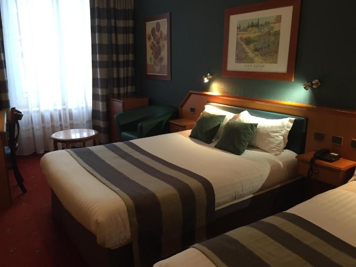 ROOM, TWIN BEDS