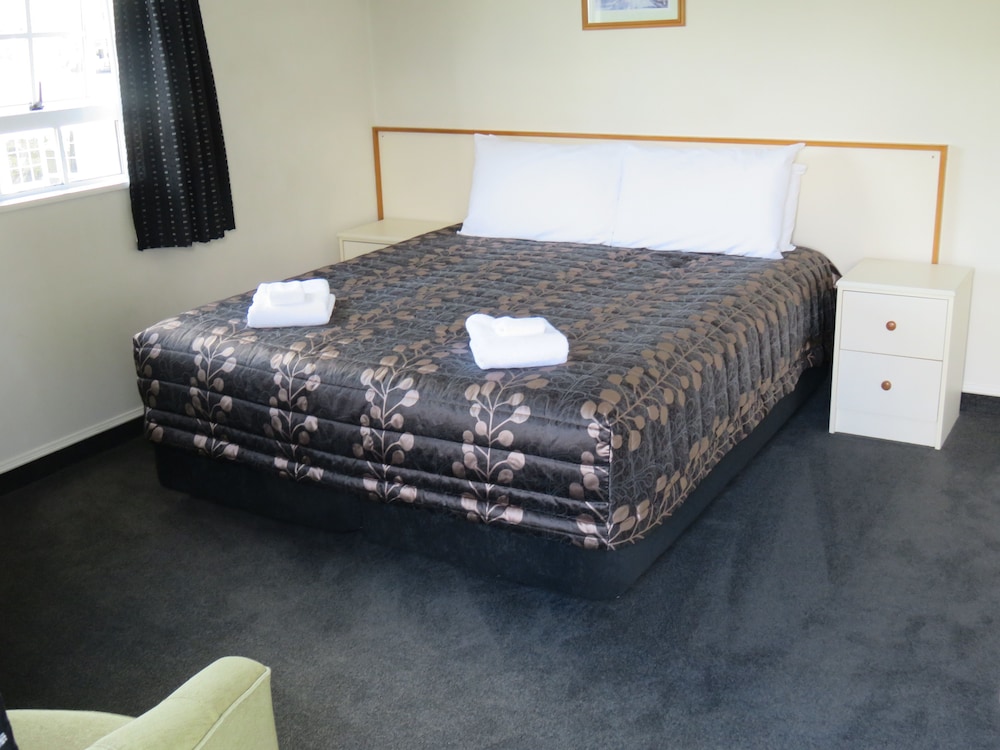 Admirals Motor Lodge 26/71