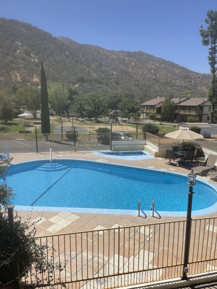 Western Holiday Lodge Three Rivers 26/41