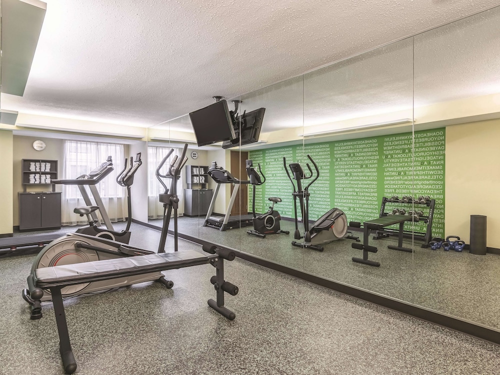 La Quinta Inn & Suites by Wyndham Knoxville Papermill 24/45