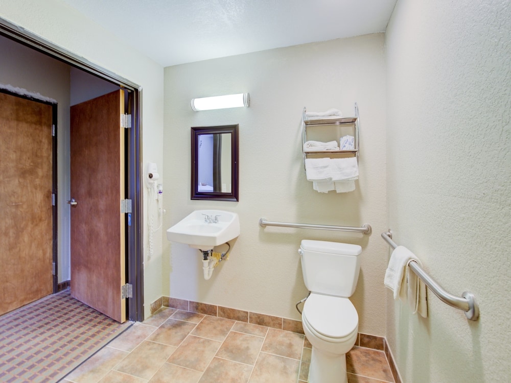 Hotel O Dilley Main St TX 17/42