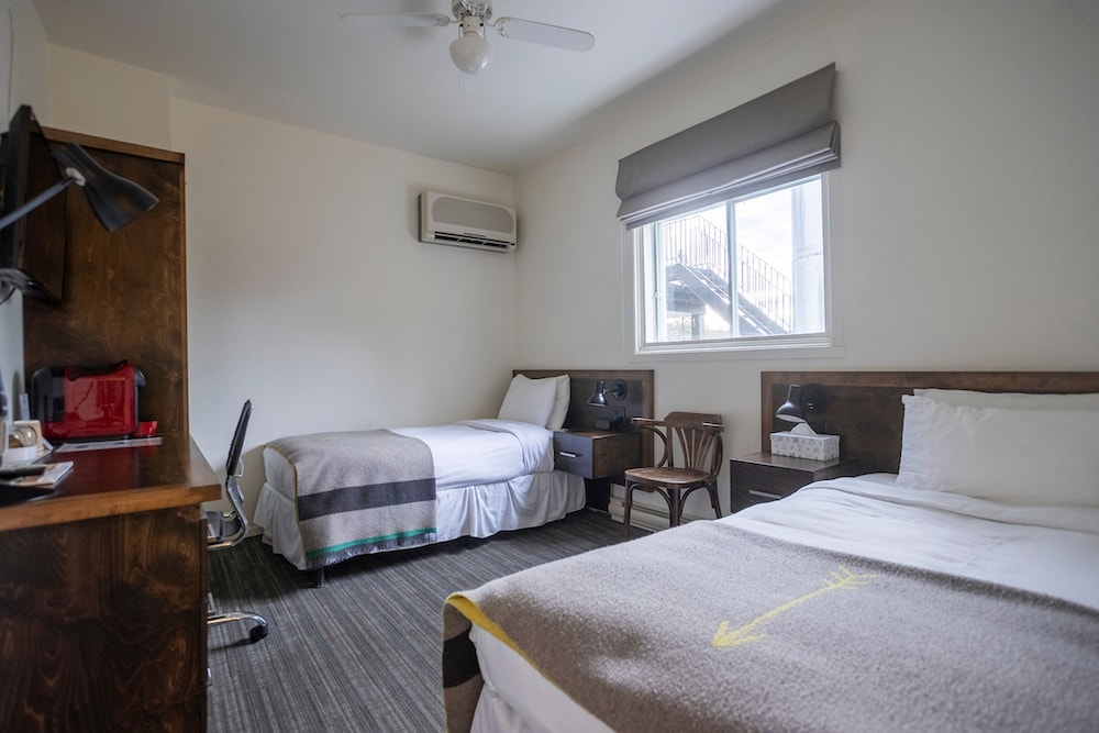ROOM, TWIN BEDS