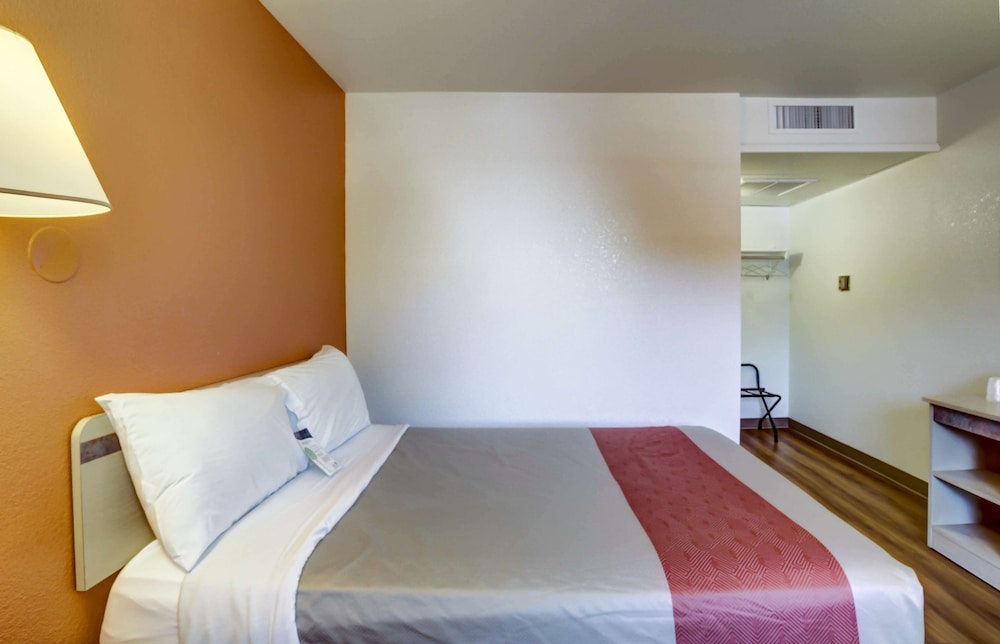 Standard, Double Bed, Accessible, Motel6 Grants Pass, OR 2/7