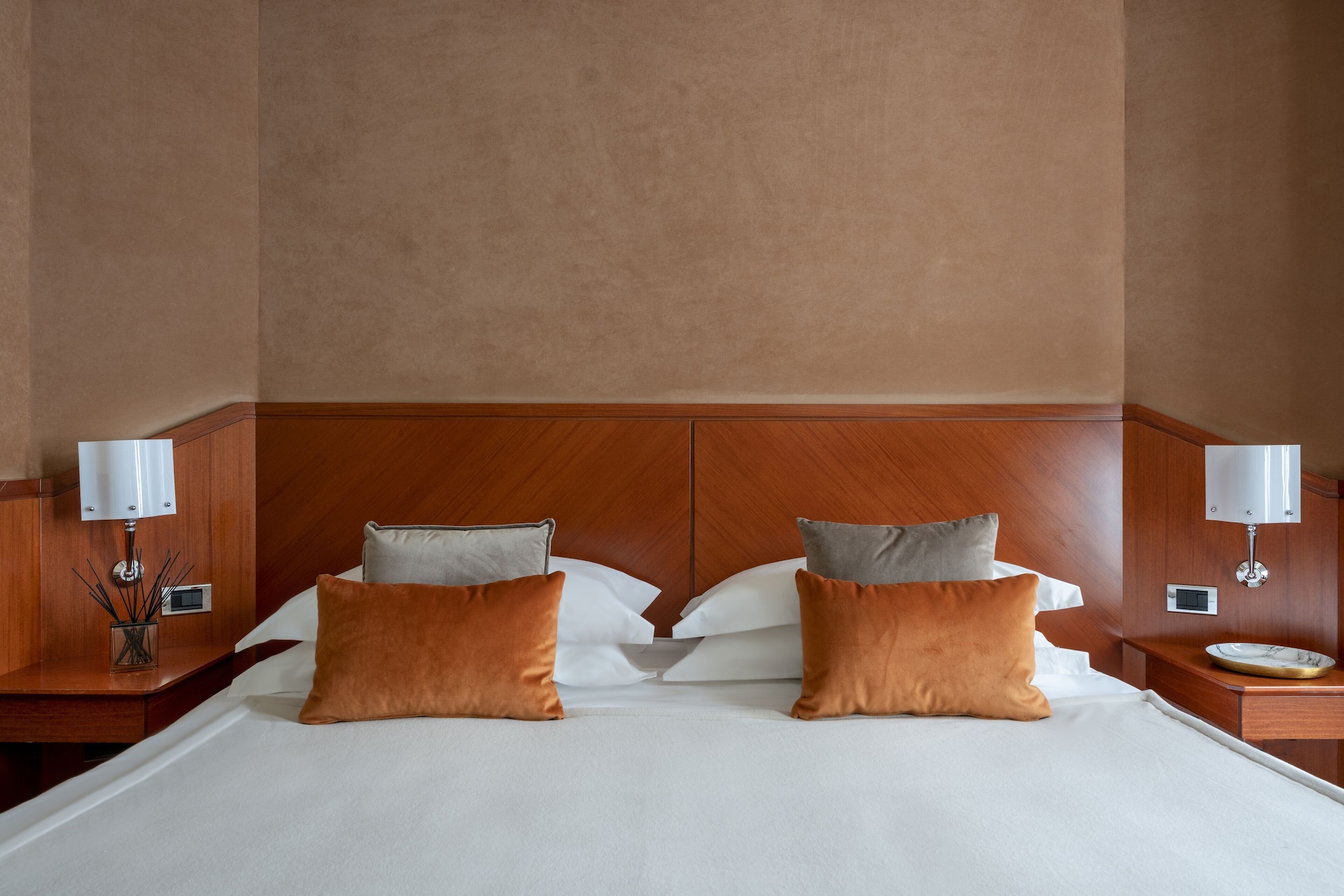 ROOM, DOUBLE BED
