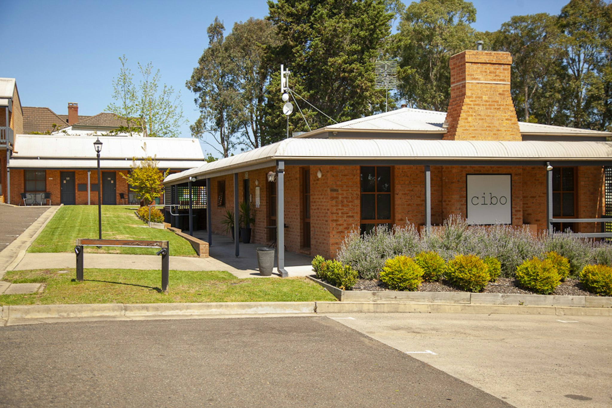Bega Downs Motor Inn 42/44