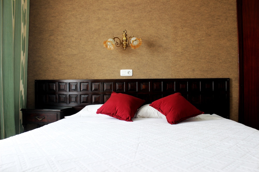 HOSTAL CAS BOMBU 34/56