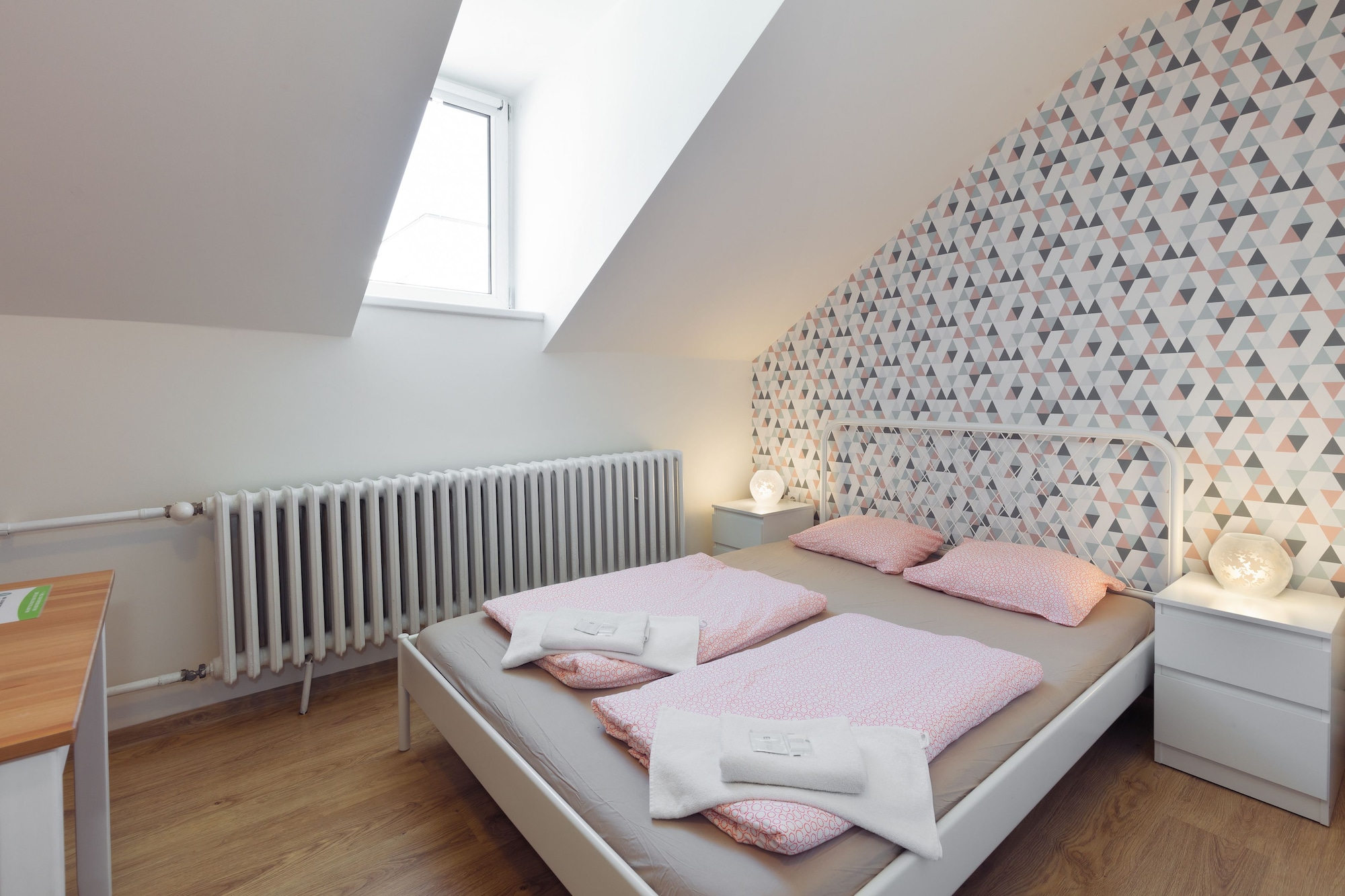 ROOM, DOUBLE BED
