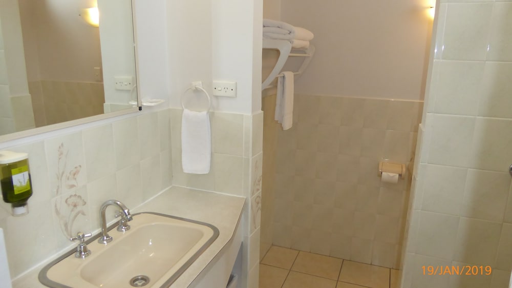 TOWER COURT MOTEL 38/44