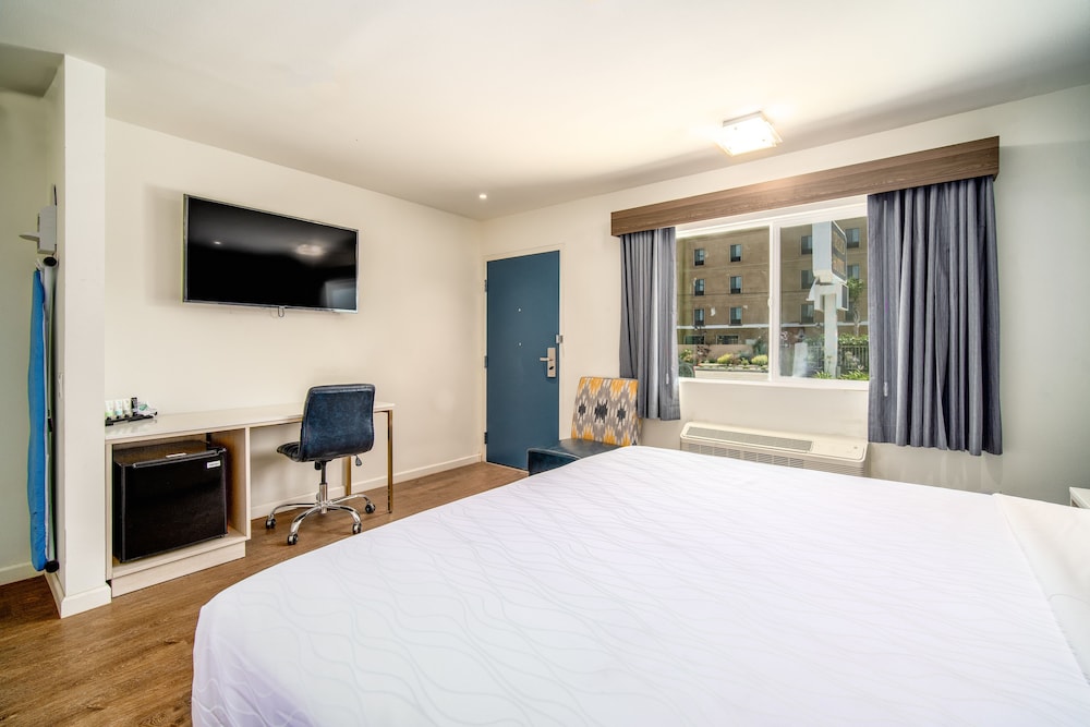 Trend Hotel at LAX Airport 12/46