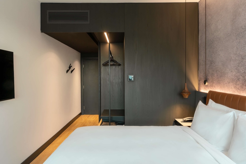 Radisson RED Hotel, Johannesburg Rosebank 12/75
