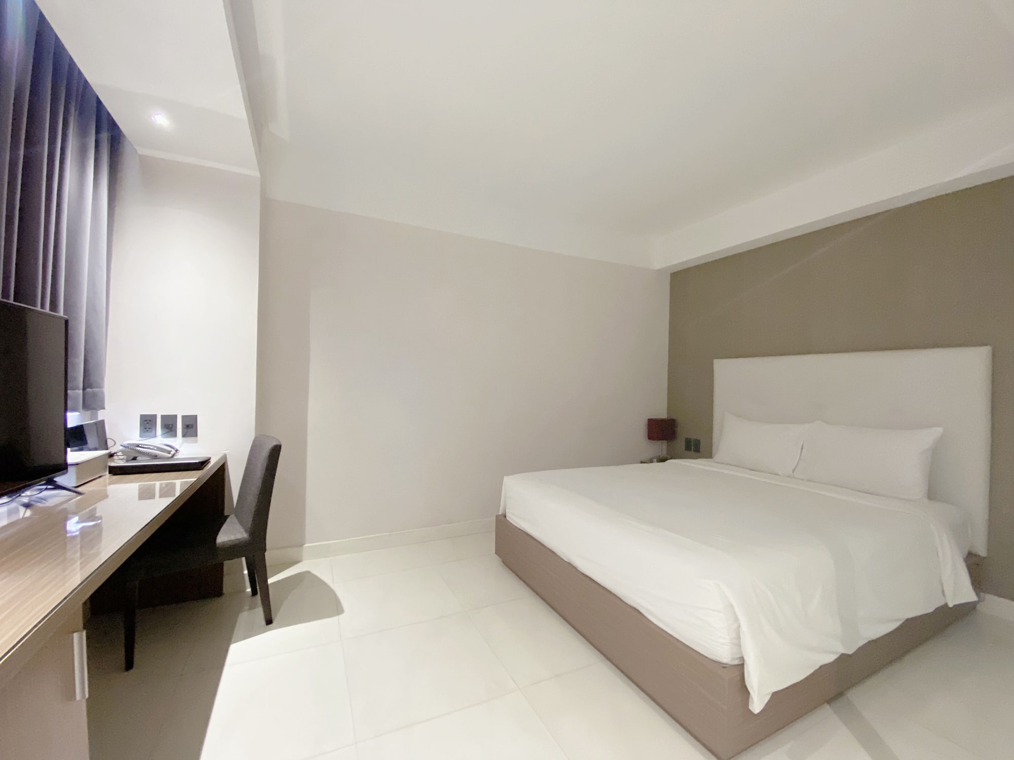 PREMIER, QUEEN BED