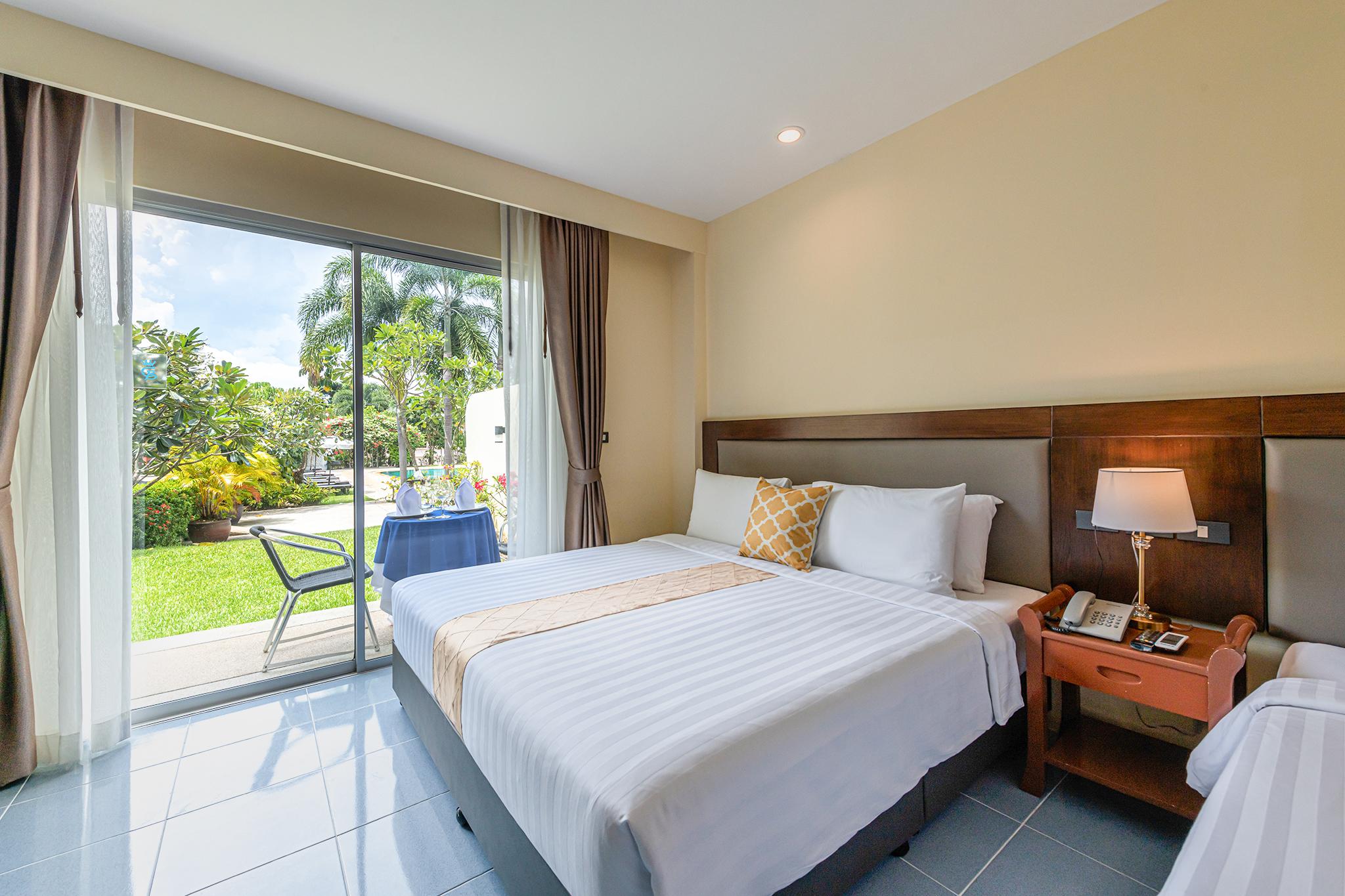 Signature, King Bed, Pool Side