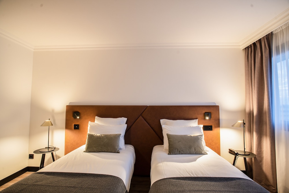 New Generation, Studio, Twin Beds