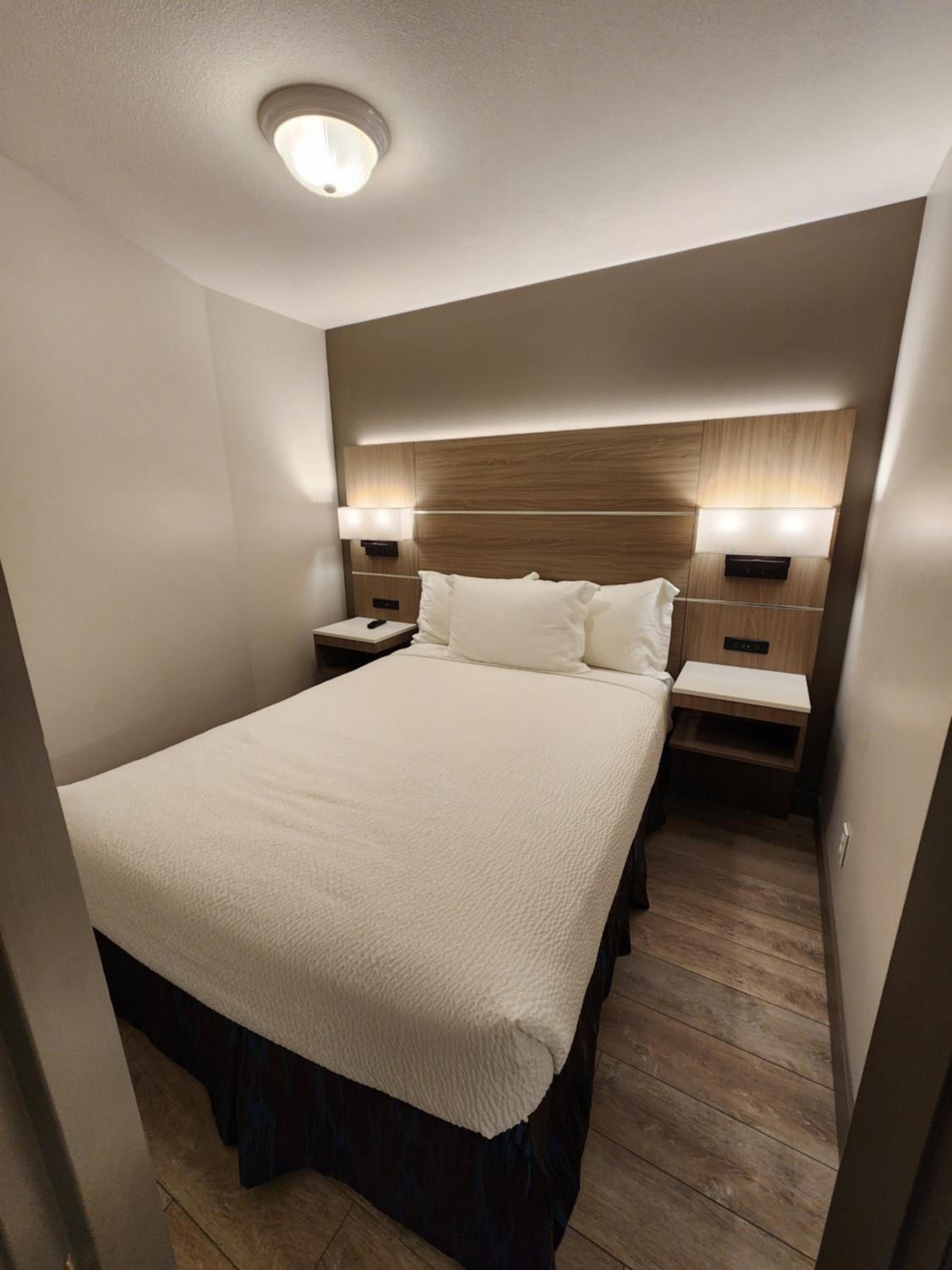 Efficiency, Queen Bed