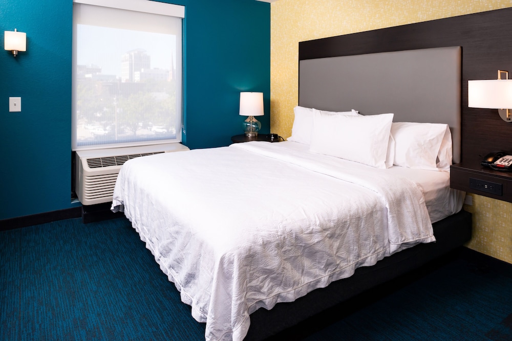 SUITE, KING BED, ACCESSIBLE