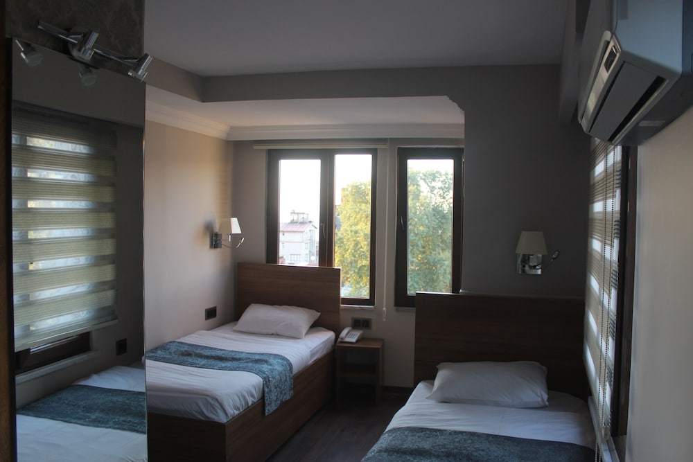 ROOM, TWIN BEDS