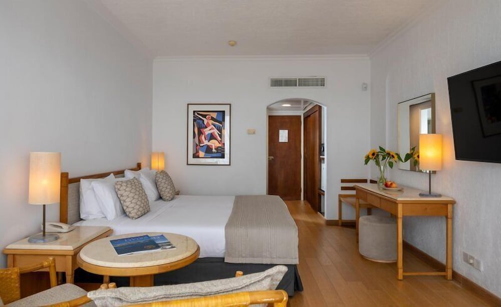 Coral Beach Hotel and Resort 28/95