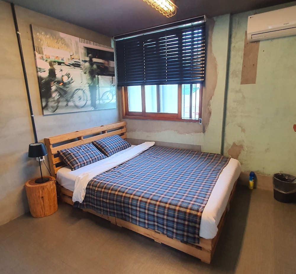 ROOM, SINGLE