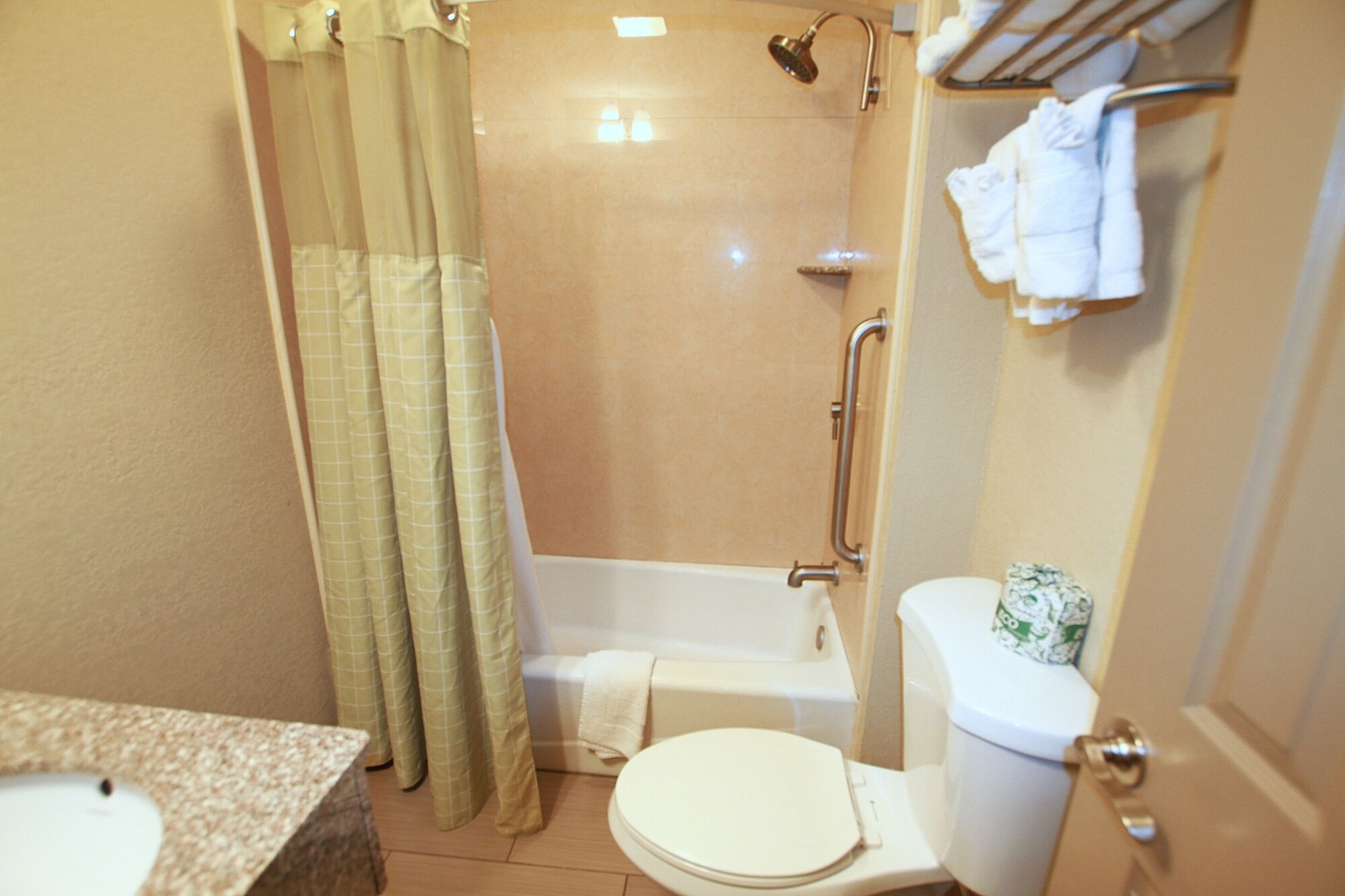 Efficiency, Superior, Queen Bed، Travel Inn and Suites Flemington 7/8