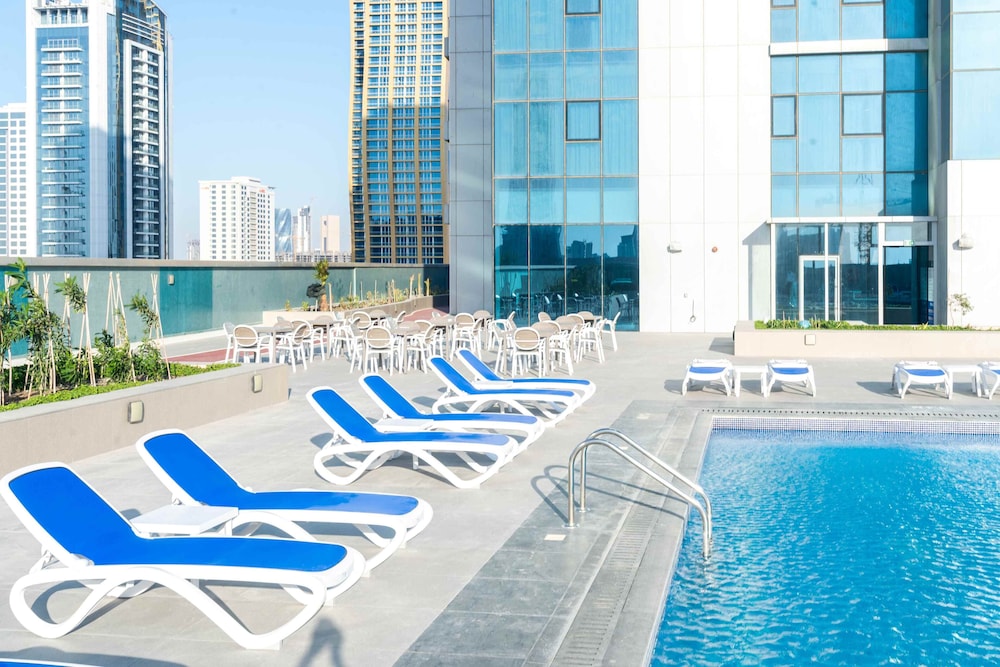 S Plaza Suites Hotel 63/70