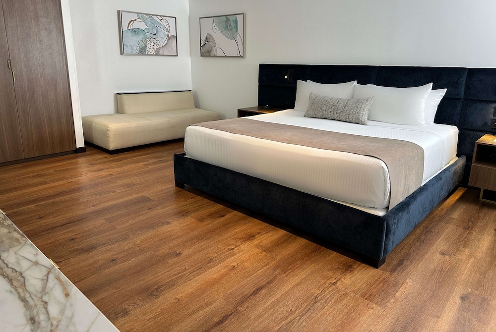 DELUXE, QUEEN BED