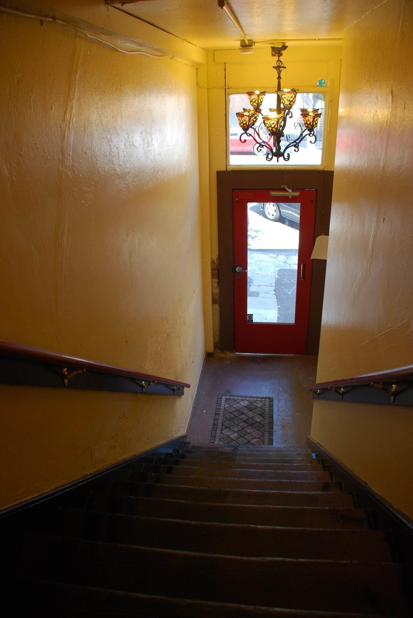 Hostel On 3rd 10/19