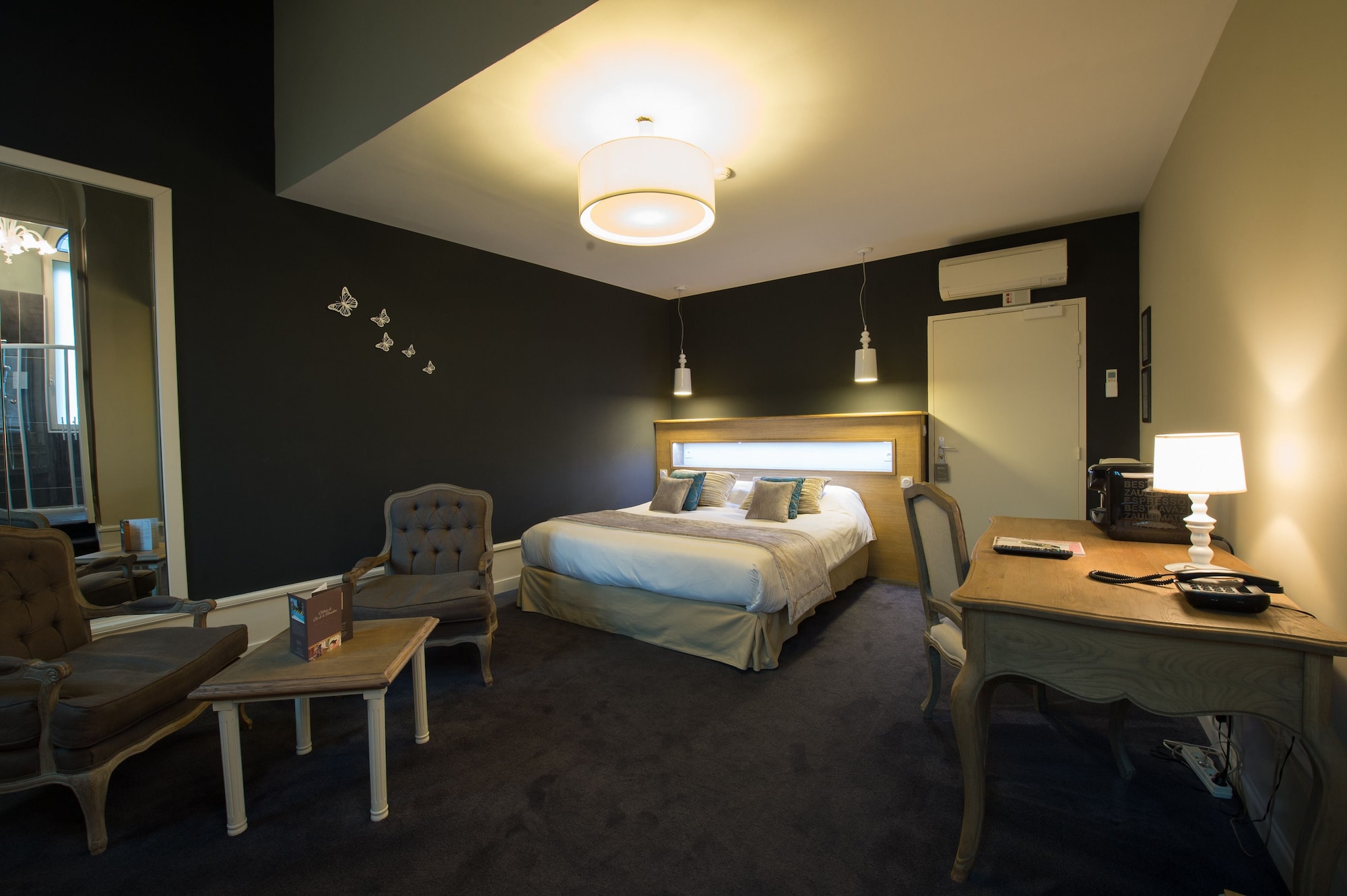 Castle, Suite, King Bed, Balcony