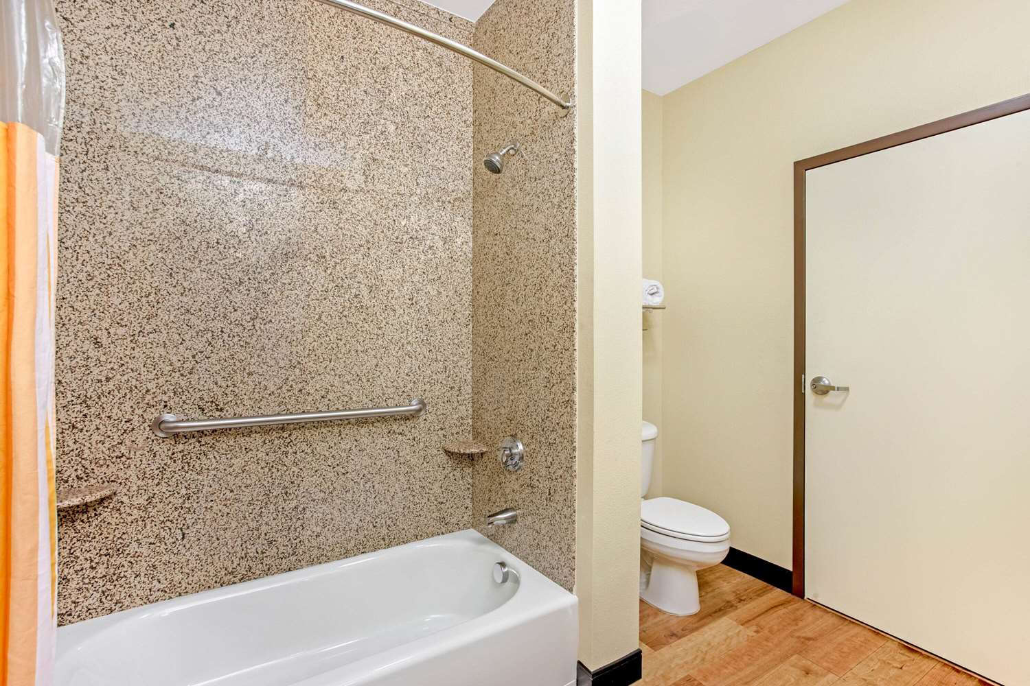 La Quinta Inn & Suites by Wyndham Ennis 49/50