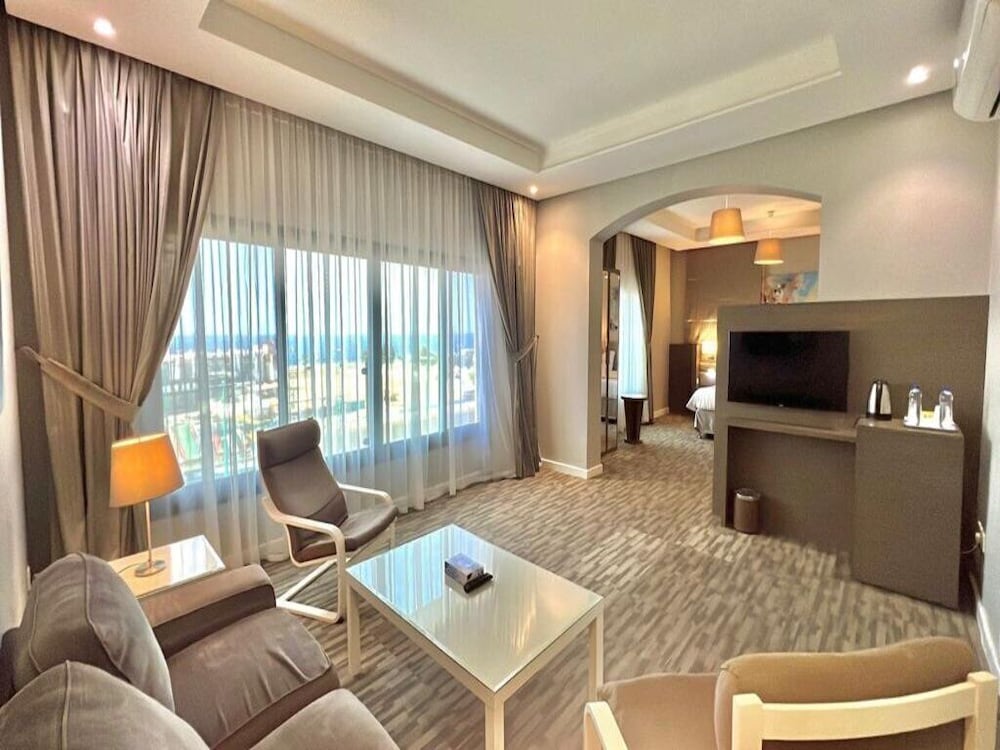 كورنيش لورين سويتس(Loren Suites Corniche) 33/50