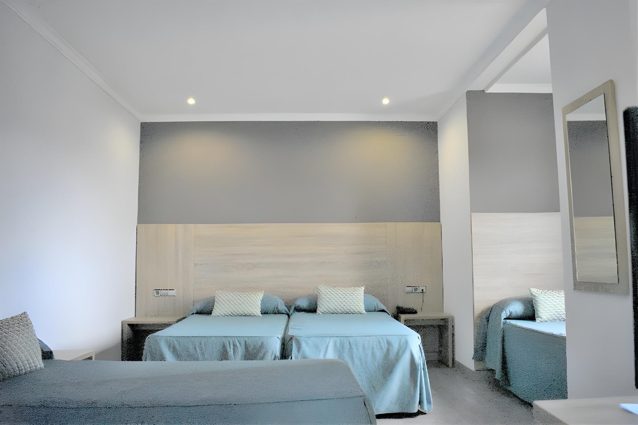 ROOM, QUADRUPLE