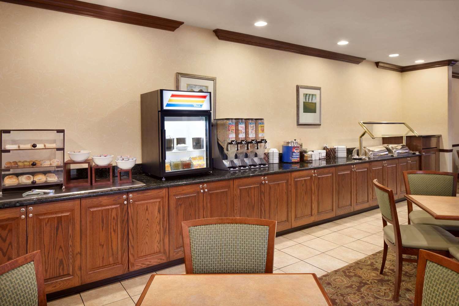 Country Inn & Suites by Radisson, Champaign North, IL 21/23
