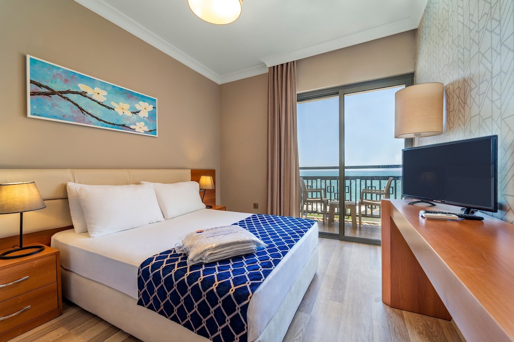 Uras Beach Hotel 8/50