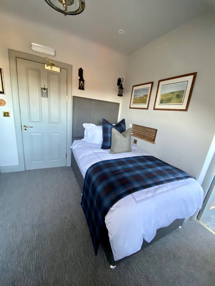 Abbotsford Hotel 4/50