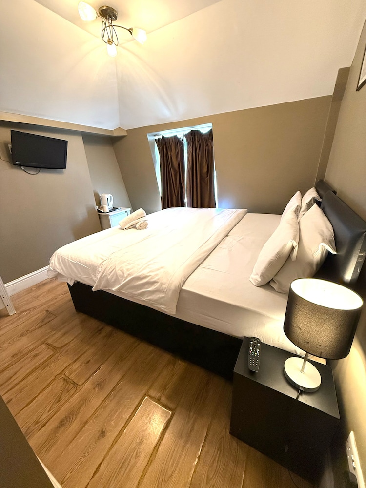 Ebury House Hotel 30/50