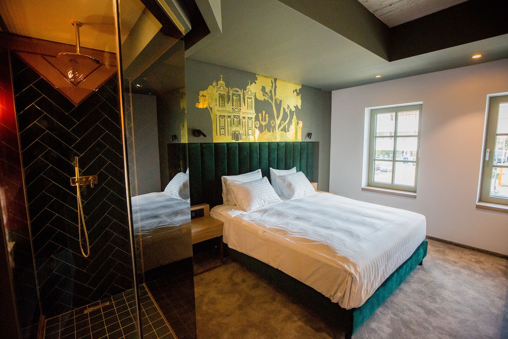 Standard, Queen Bed