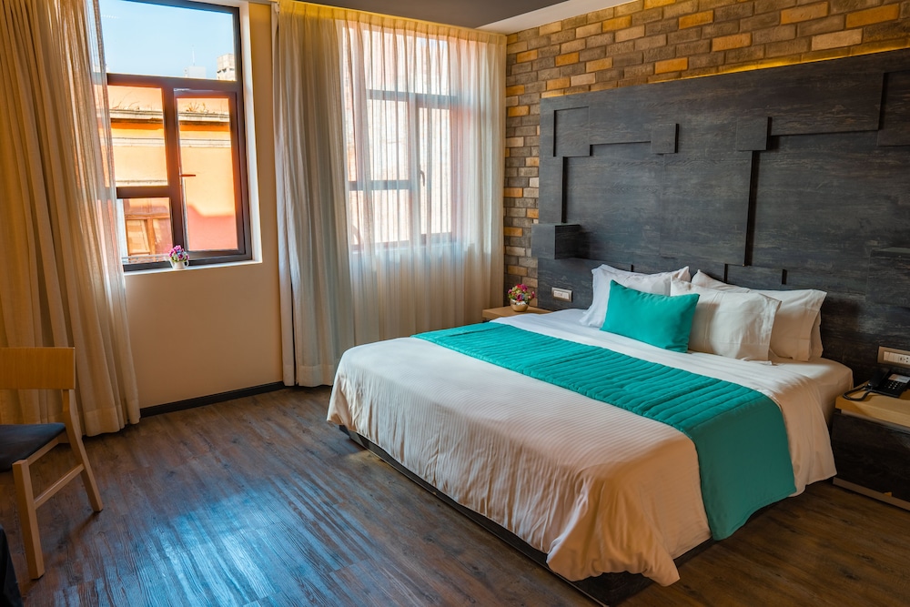 HOTEL PUNTO MX 18/80