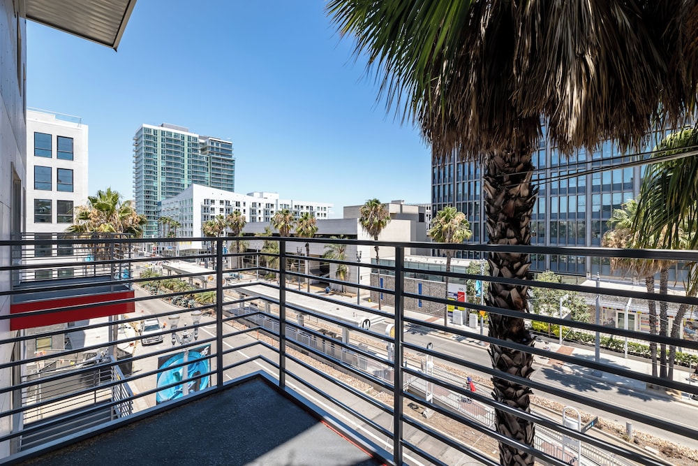 Hotel Mai Downtown Long Beach 48/60