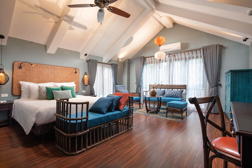SUITE, BALCONY, ATTIC