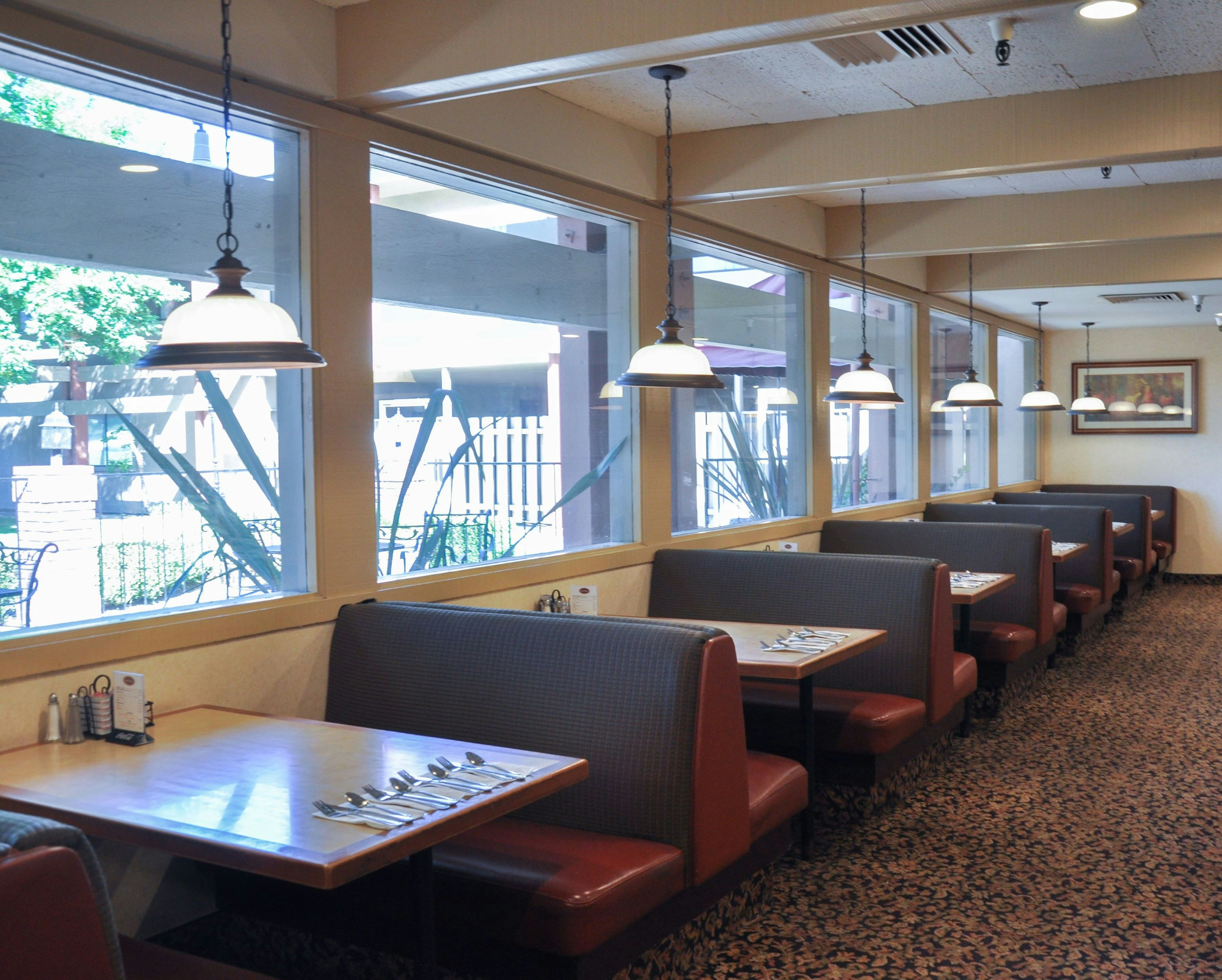 Piccadilly Inn Airport 54/73