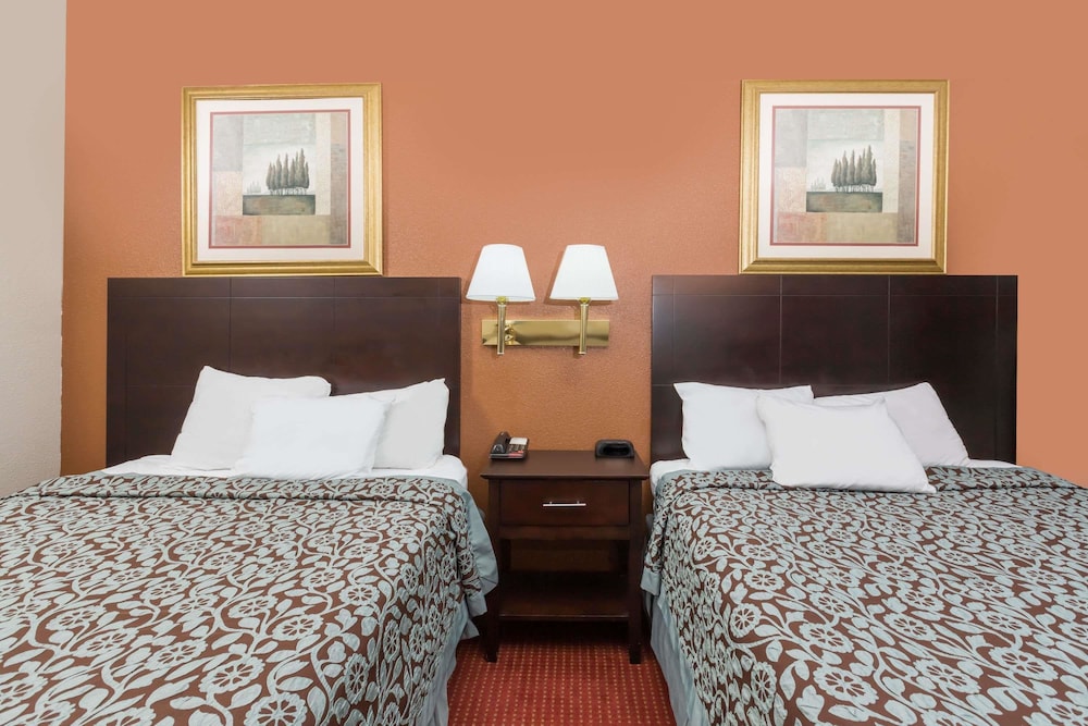 Days Inn & Suites By Wyndham Des Moines Airport 10/40