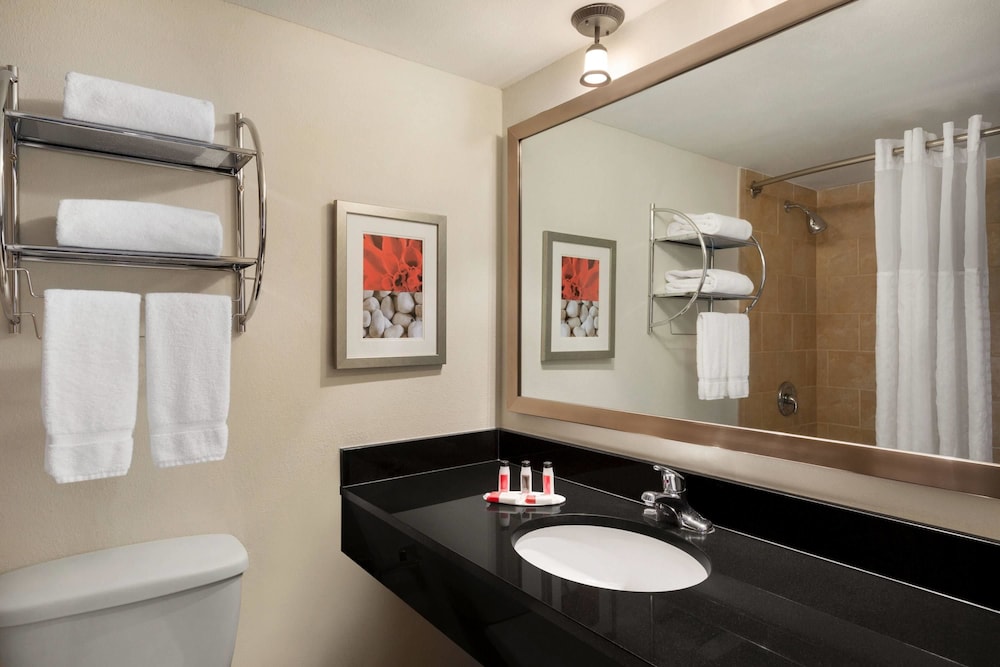 Ramada by Wyndham Sarasota Waterfront 10/71