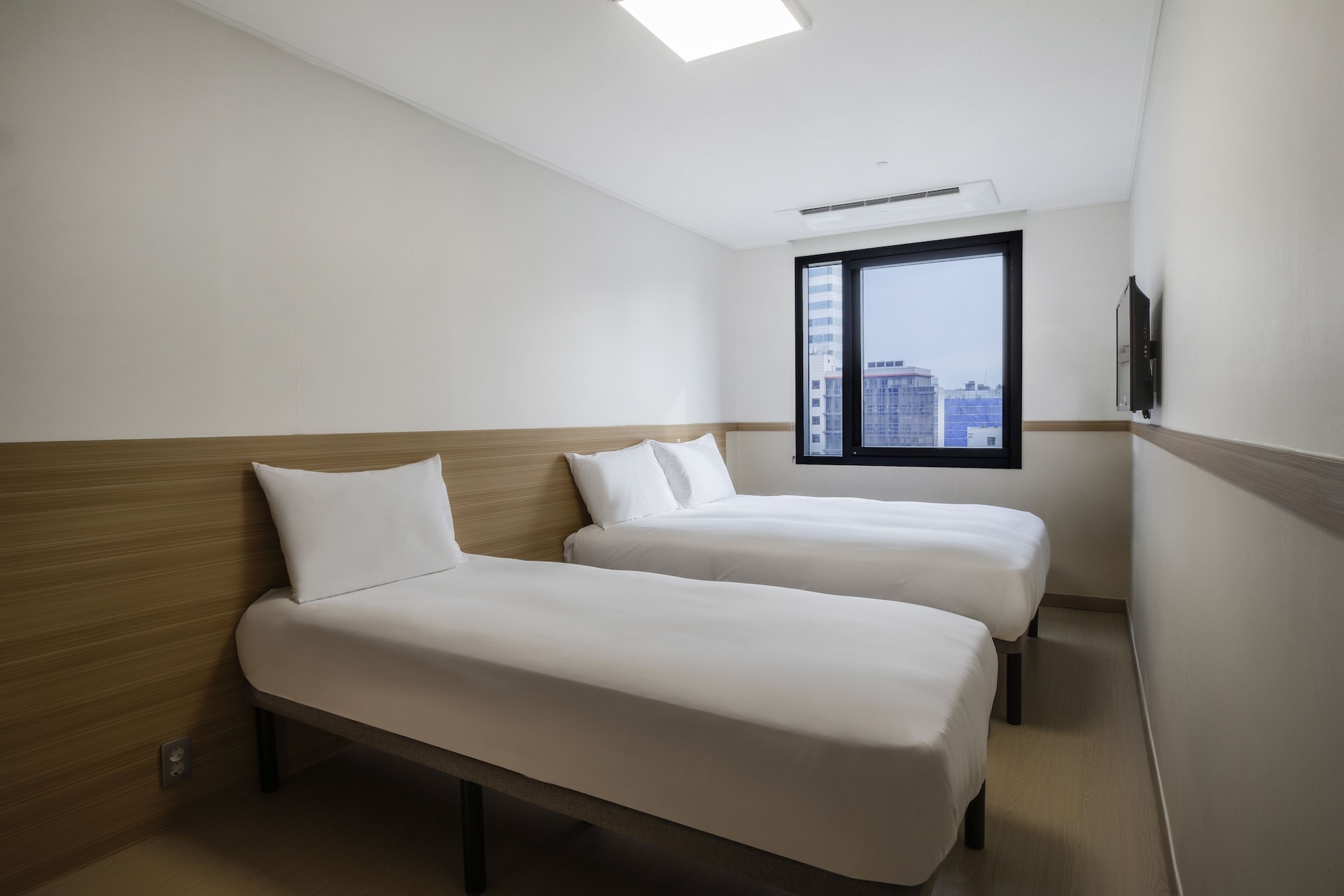 FAMILY, TWIN BEDS