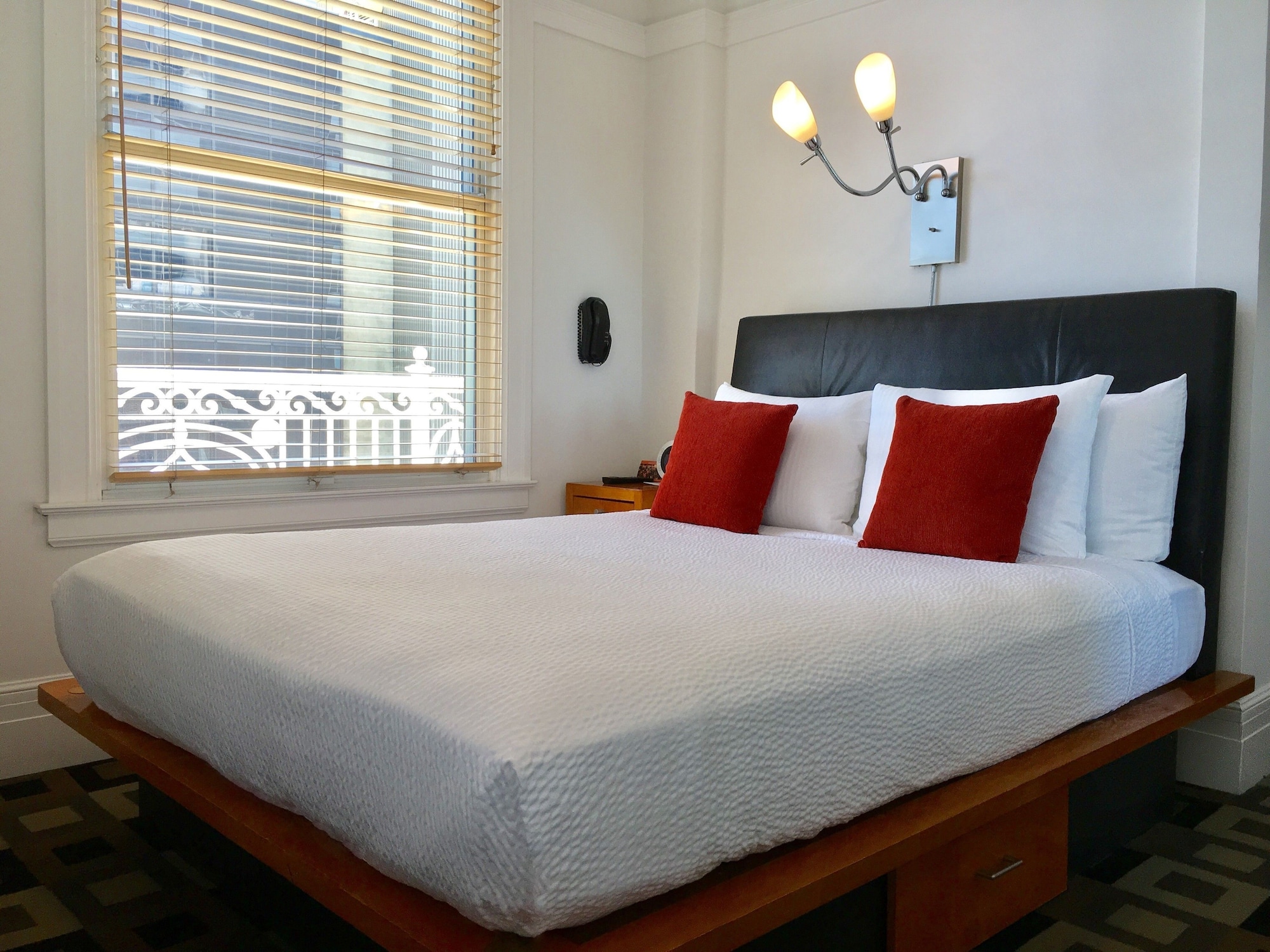 DELUXE, QUEEN BED